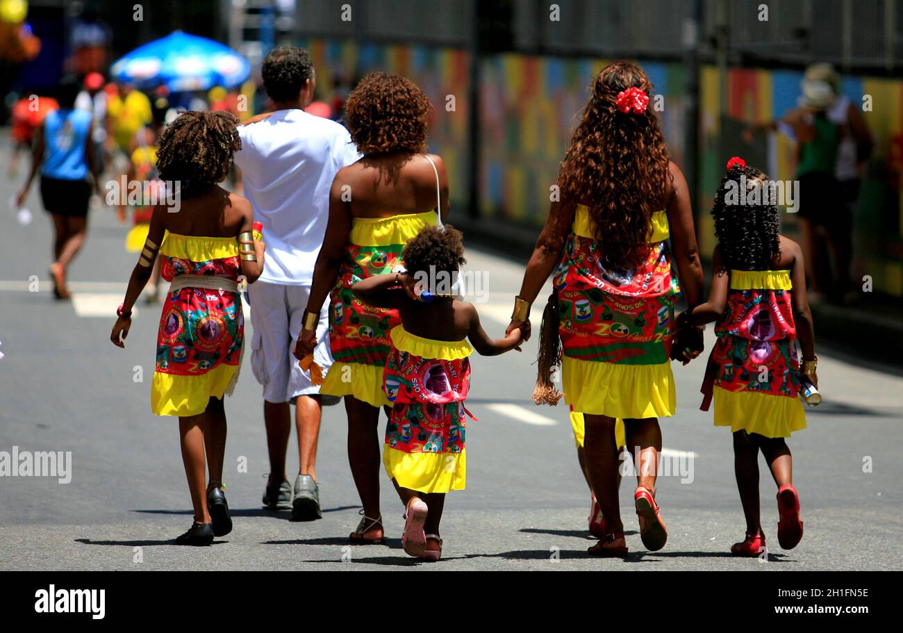 salvador, bahia / brasilien - 3. märz 2014: Kinder werden während des Karnevals in der Stadt Salvador im Viertel Campo Grande gesehen. *** Ortsca Stockfoto