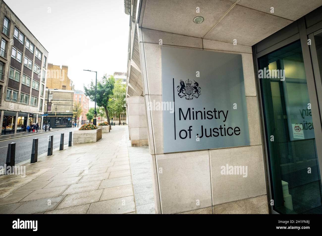 Westminster London - Beschilderung des Justizministeriums. Regierungsgebäude in Großbritannien Stockfoto