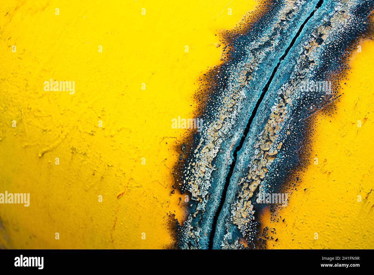 Nutzung und Recycling von Metall. Schneiden Autogen Metallrohr gelb. Naht auf Stahlrohr zur Vergasung. Hintergrund mit Kopierraum Stockfoto