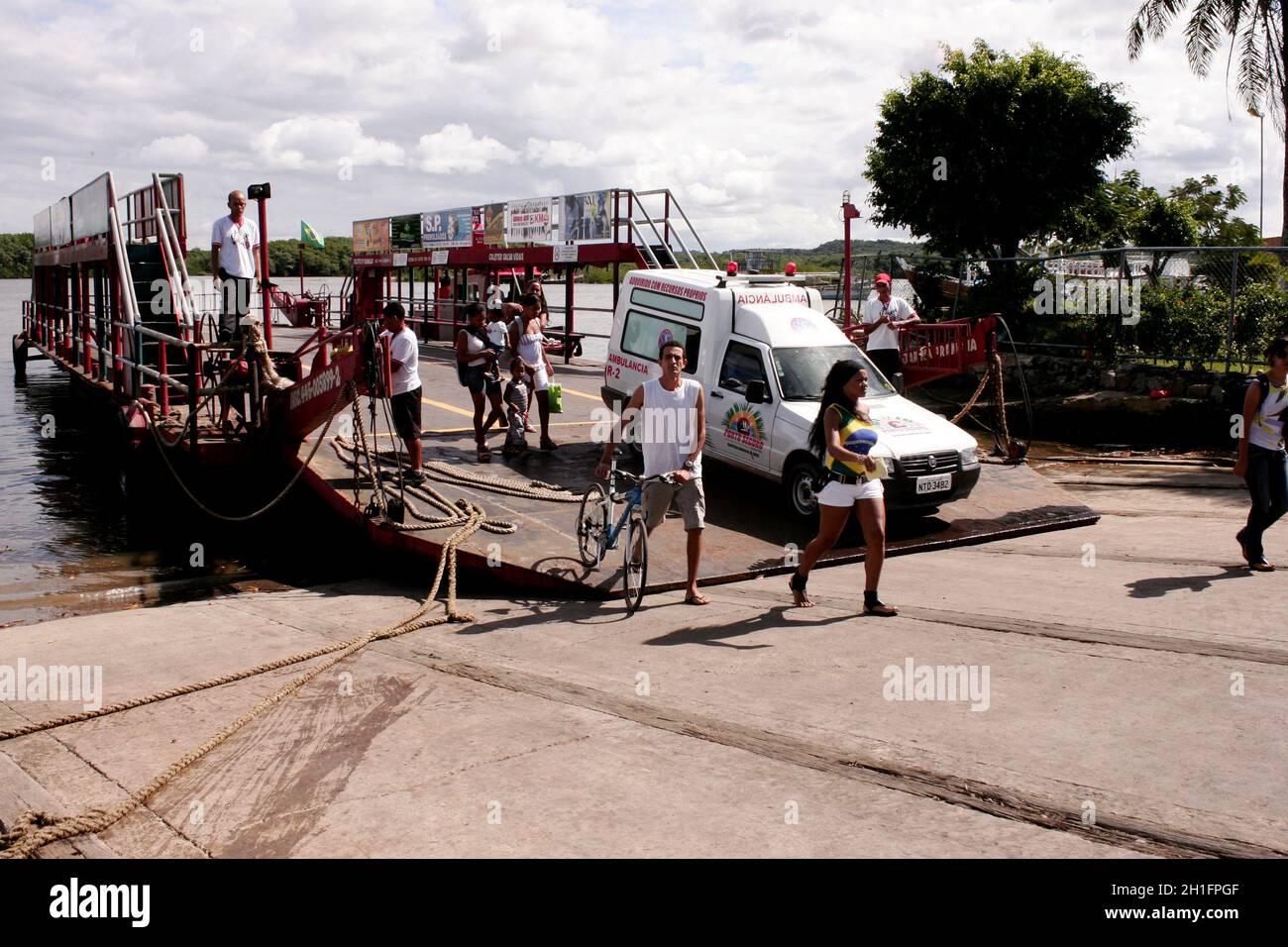 porto seguro, bahia / brasilien - 11. juni 2010: Fähre transportiert Fahrzeuge und Passagiere von Porto Seguro nach Arraial D'Ajuda. *** Ortsüberschrift *** Stockfoto