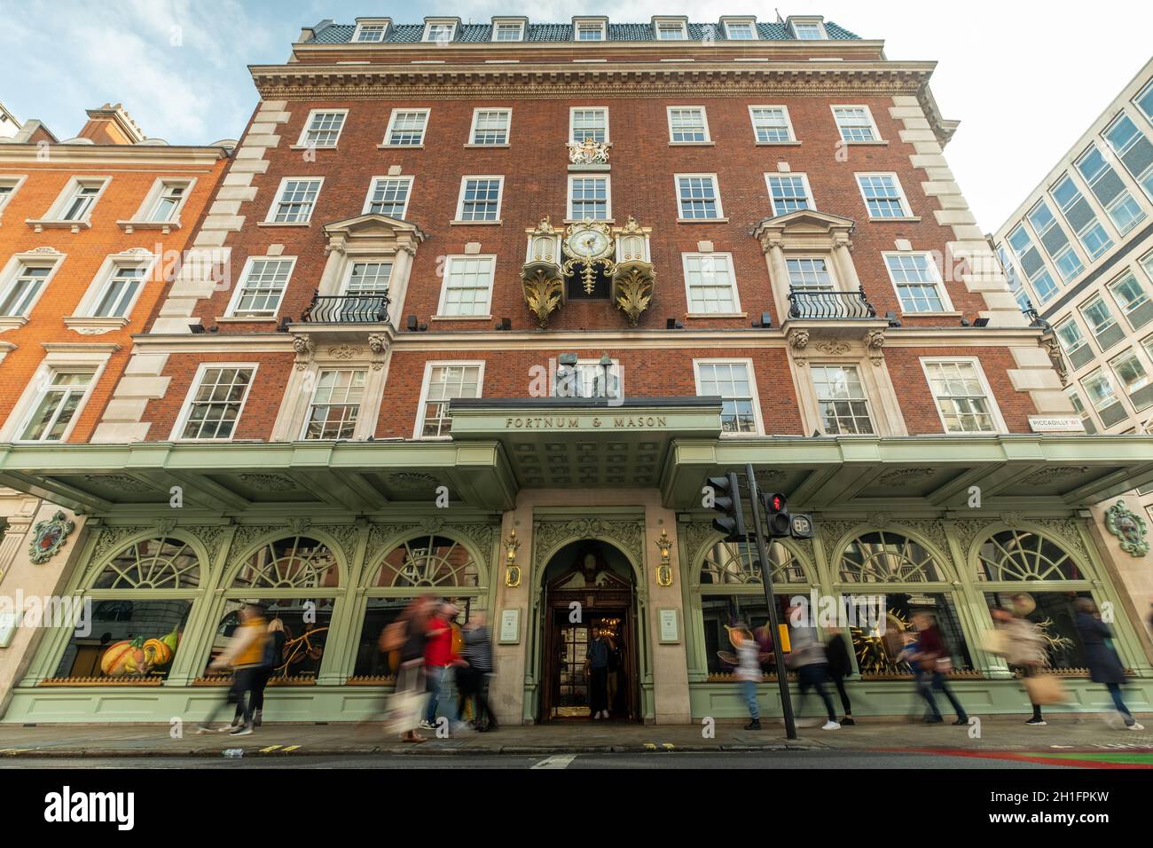 London, 2021. Oktober: Fortnum & Mason, ein nobles Kaufhaus an der Piccadilly, London. Stockfoto London, 2021. Oktober: Fortnum & Mason, ein nobles Kaufhaus an der Piccadilly, London. Stockfoto