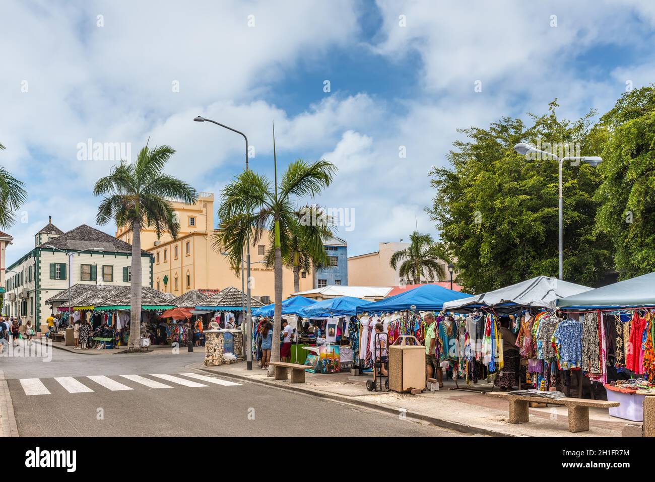 Philipsburg, St. Maarten - 1. Mai 2019: Straßen Märkte verkaufen traditionelle karibische Kleidung in Philipsburg, St. Maarten, Niederländisch Karibik. Stockfoto