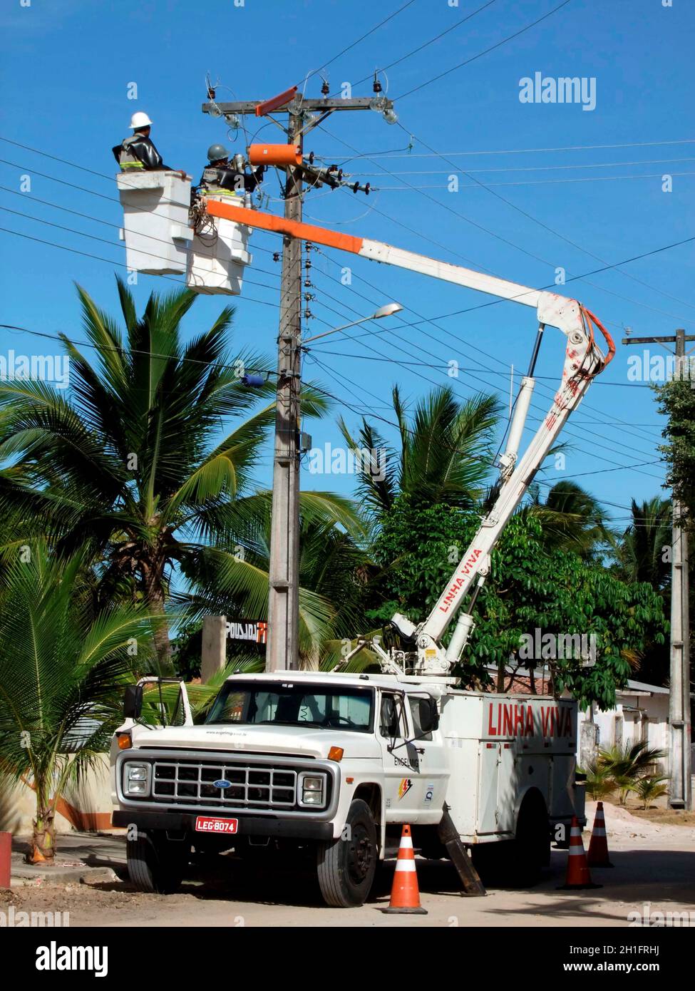 prado, bahia / brasilien - 9. dezember 2009: Elektriker werden gesehen, wie sie Reparaturen an einem Versorgungsmast in der Stadt Prado durchführen. *** Ortsüberschrift *** Stockfoto