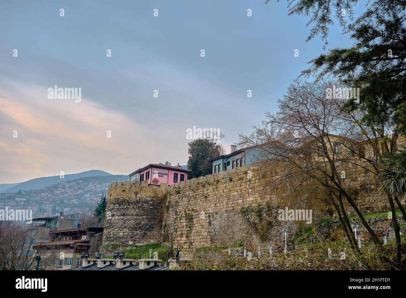 Ulu Berg (uludag) Blick vom Stadtzentrum von Bursa in der Nähe von Tophane. Stockfoto