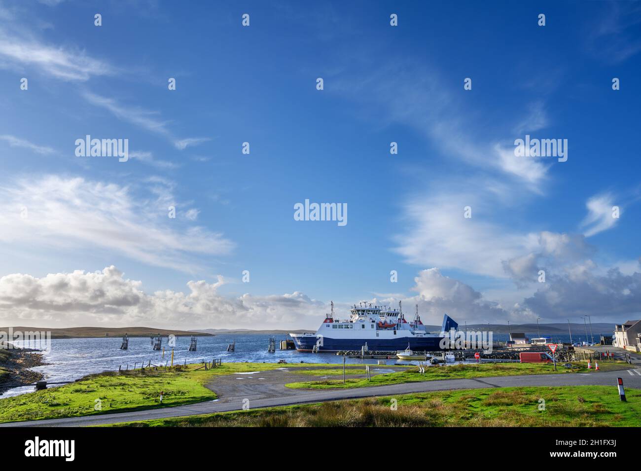 Die Fähre von Toft nach Ulsta dockte in Ulsta, Yell, Shetland, Shetland Islands, Schottland, Großbritannien an Stockfoto
