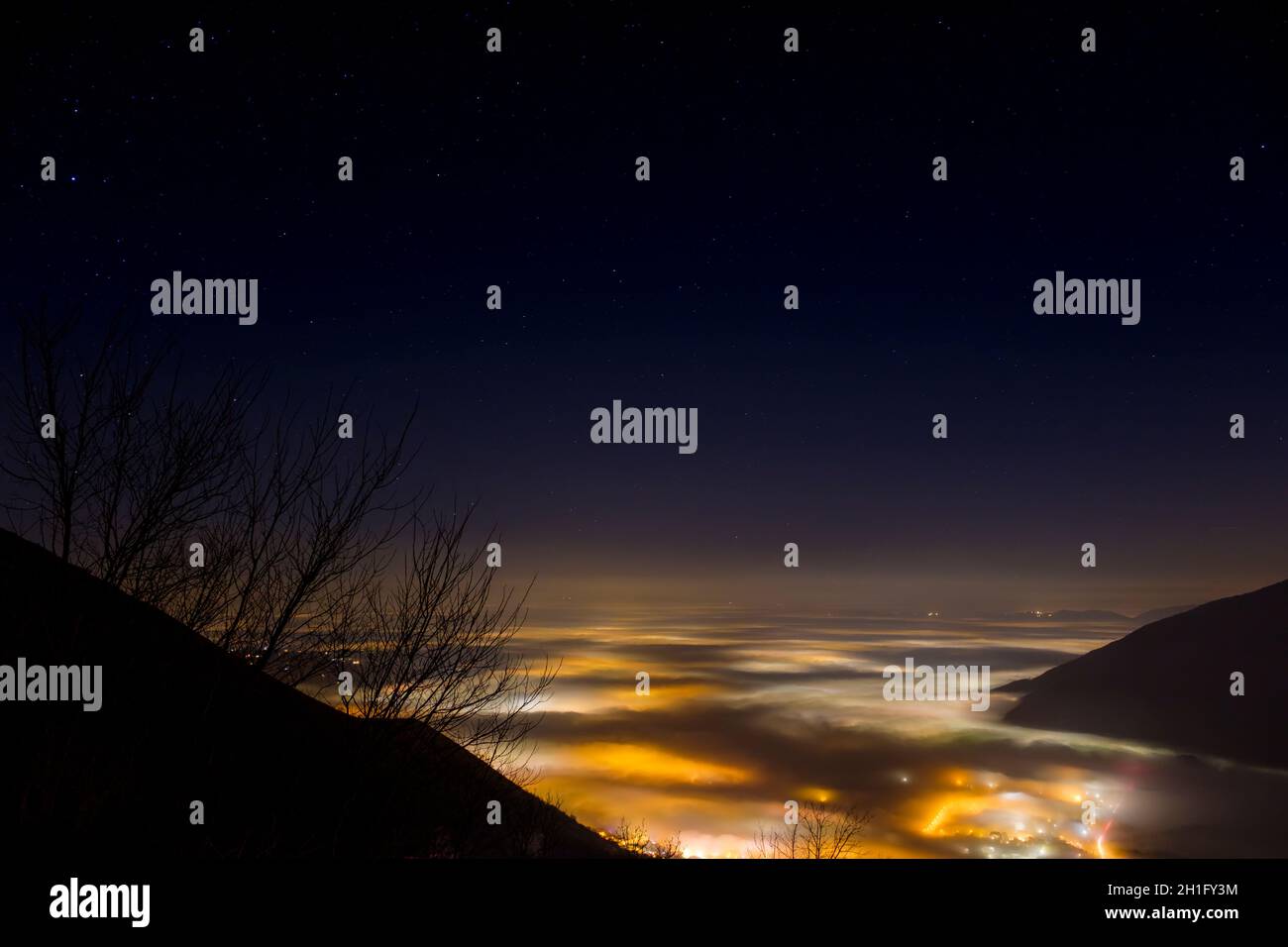 Sternenhimmel über der nebligen Po-Ebene im Winter, Provinz Vicenza, Italien Stockfoto