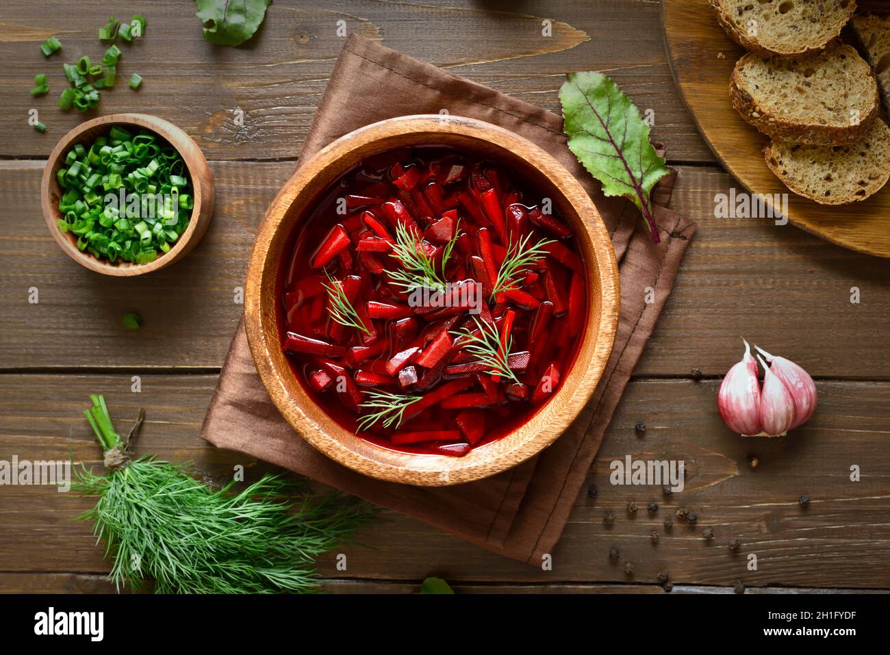 Borscht in Schale auf Holzhintergrund. Draufsicht, flach liegend Stockfoto