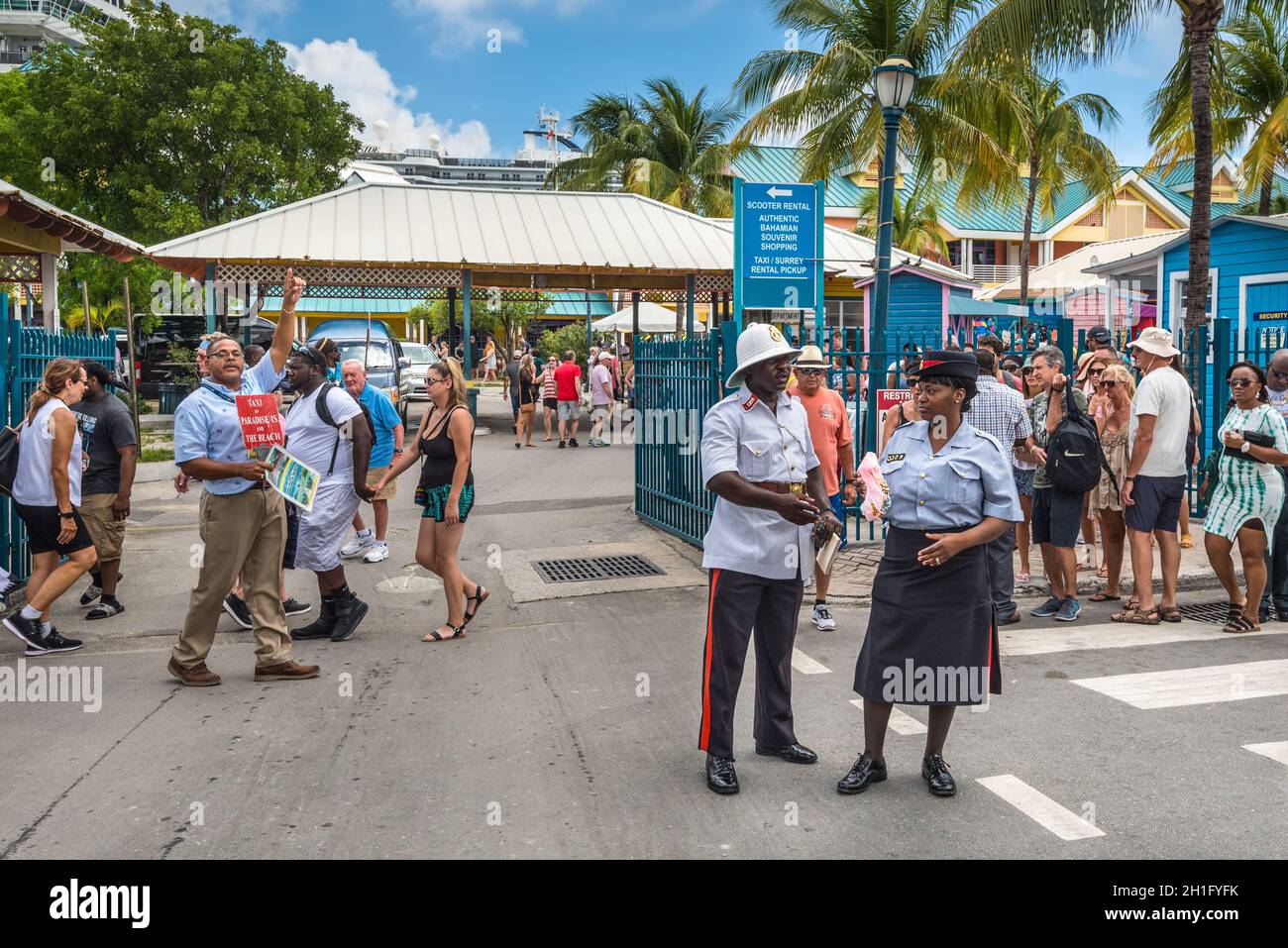 Nassau, Bahamas - 3. Mai 2019: Zwei königliche Bahamas Polizeibeamte (Mann und Frau) halten Ordnung auf den Straßen. Nassau sieht Tausende von Besuchern d Stockfoto