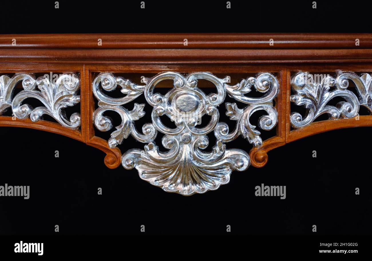 Holz geschnitzt Element der Luxus-Möbel in einem klassischen Stil. Lackiertes Holz mit silberner Lackverkleidung. Schöne Kunst der Holzschnitzerei Stockfoto