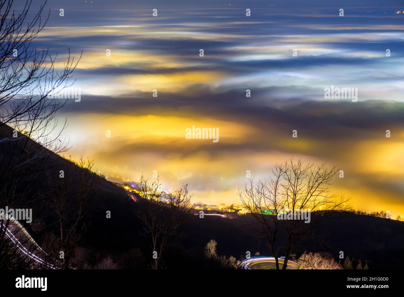 Die künstlichen Lichter der Po-Ebene breiteten sich durch dichten Nebel aus. Po Valley, Provinz Vicenza, Italien Stockfoto