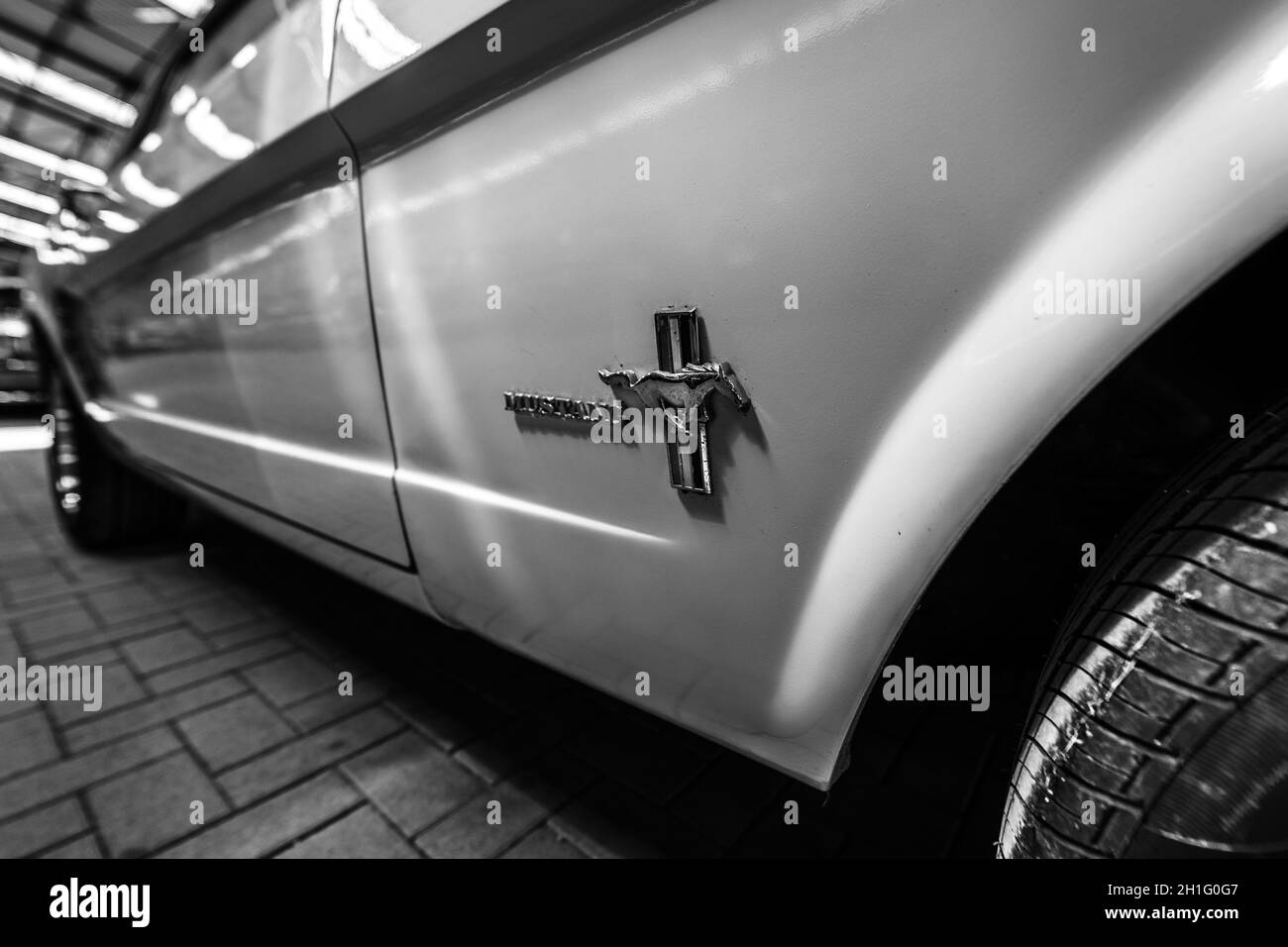 BERLIN - Mai 05, 2018: Detail der Pony Car Ford Mustang Coupé, 1965. Schwarz und Weiß. Stockfoto