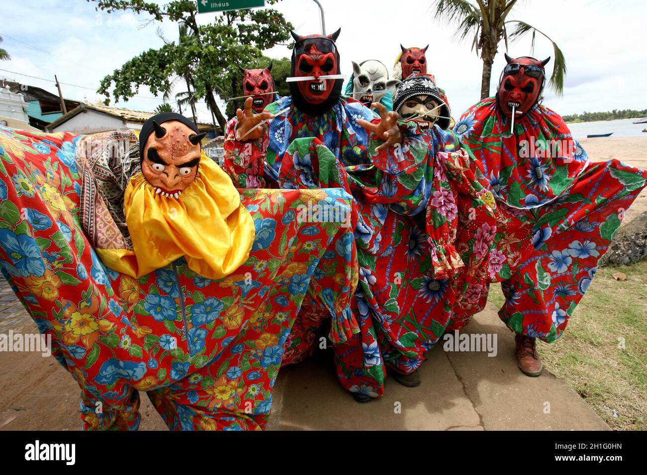 itacare, bahia / brasilien - 20. februar 2012: Maskierte Männer werden während des Karnevals in der Stadt Itacare im Süden Bahia auf der Straße gesehen. *** Loc Stockfoto