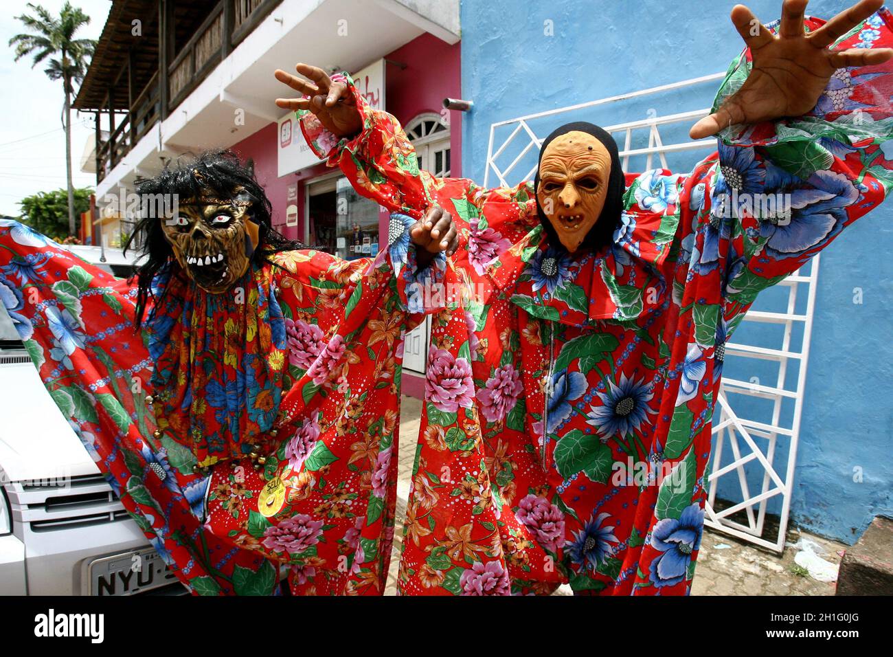 itacare, bahia / brasilien - 20. februar 2012: Maskierte Männer werden während des Karnevals in der Stadt Itacare im Süden Bahia auf der Straße gesehen. *** Loc Stockfoto
