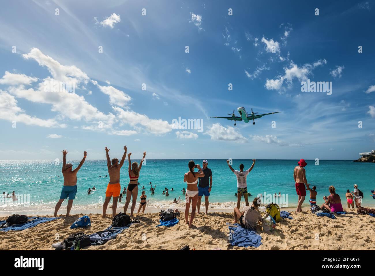 Maho Beach, Saint Martin - Dezember 17, 2018: Kommerzielles jet Ansätze Princess Juliana Flughafen oben onlooking Zuschauer. Die kurze Landebahn gibt Stockfoto