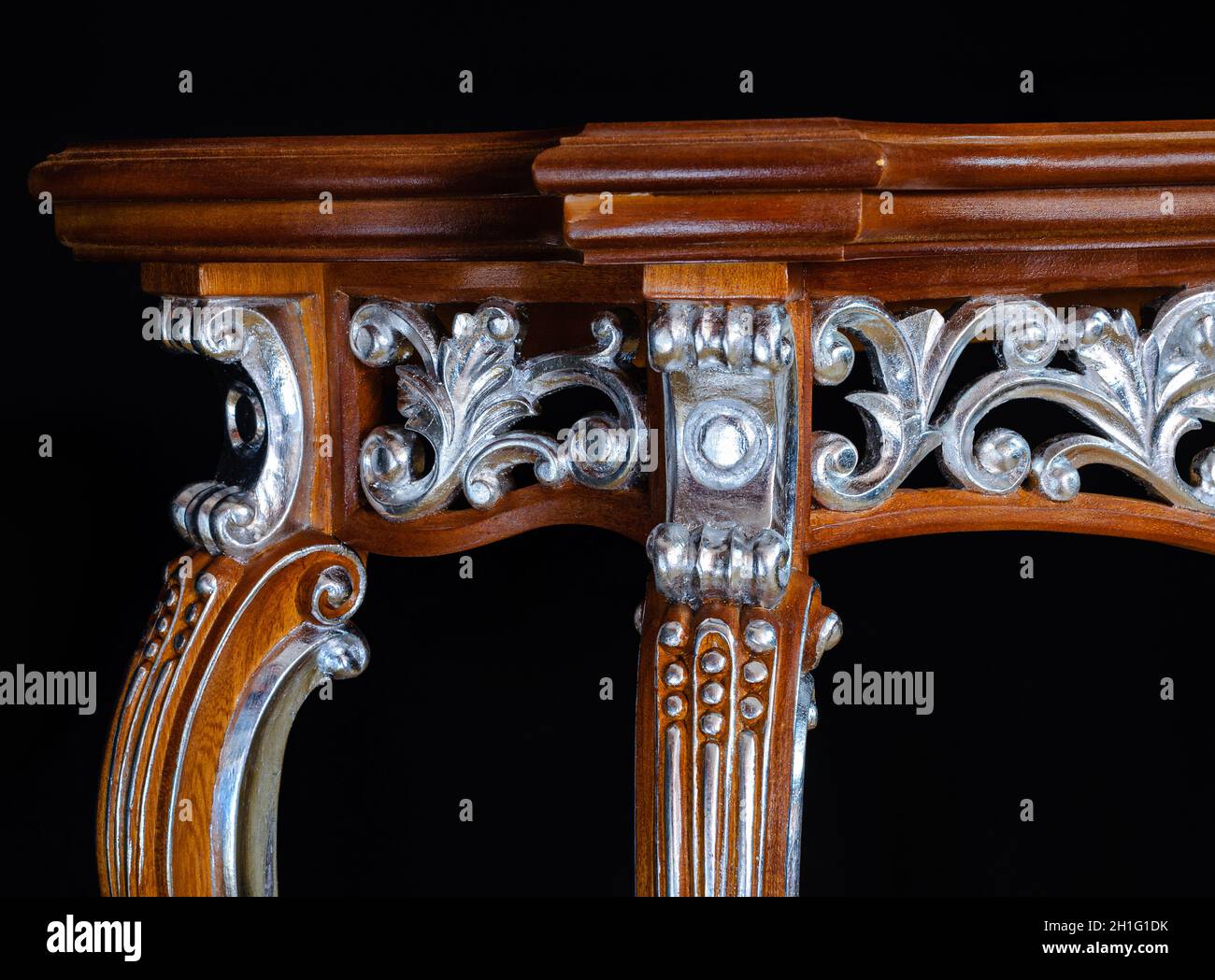 Holz geschnitzt Element der Luxus-Möbel in einem klassischen Stil. Lackiertes Holz mit silberner Lackverkleidung. Schöne Kunst der Holzschnitzerei Stockfoto