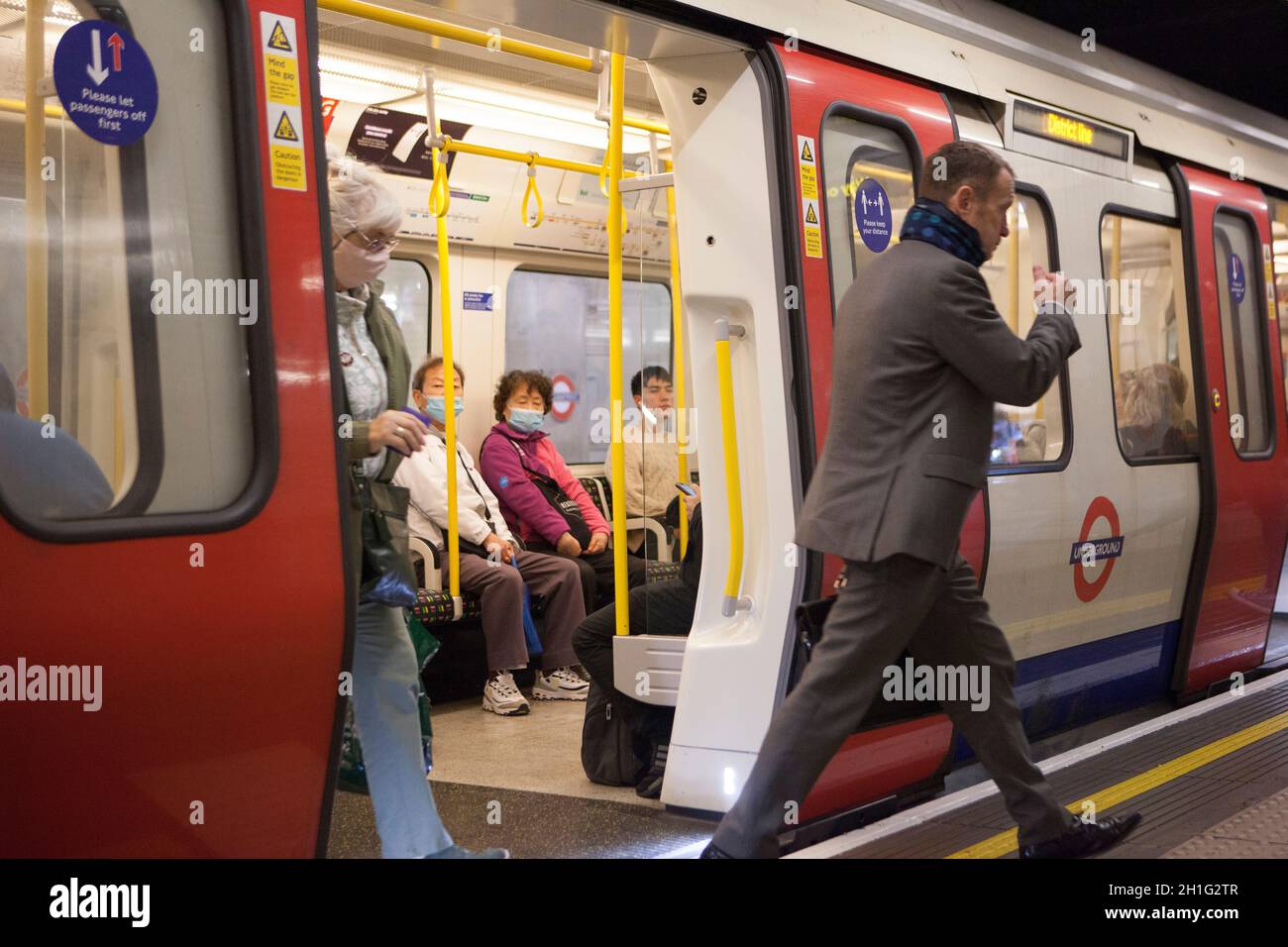 London, Großbritannien, 18 Uhr 2021: Menschen, die mit Gesichtsmasken in der Londoner U-Bahn unterwegs sind. Gesichtsbezüge sind in London für den öffentlichen Nahverkehr obligatorisch, werden aber nicht von allen an U-Bahn- und nicht an Bussen getragen. Obwohl einige Menschen eine medizinische Ausnahme haben, ist der Anteil der Menschen, die ohne sie gehen, viel höher, als medizinische Gründe erklären können. Anna Watson/Alamy Live News Stockfoto