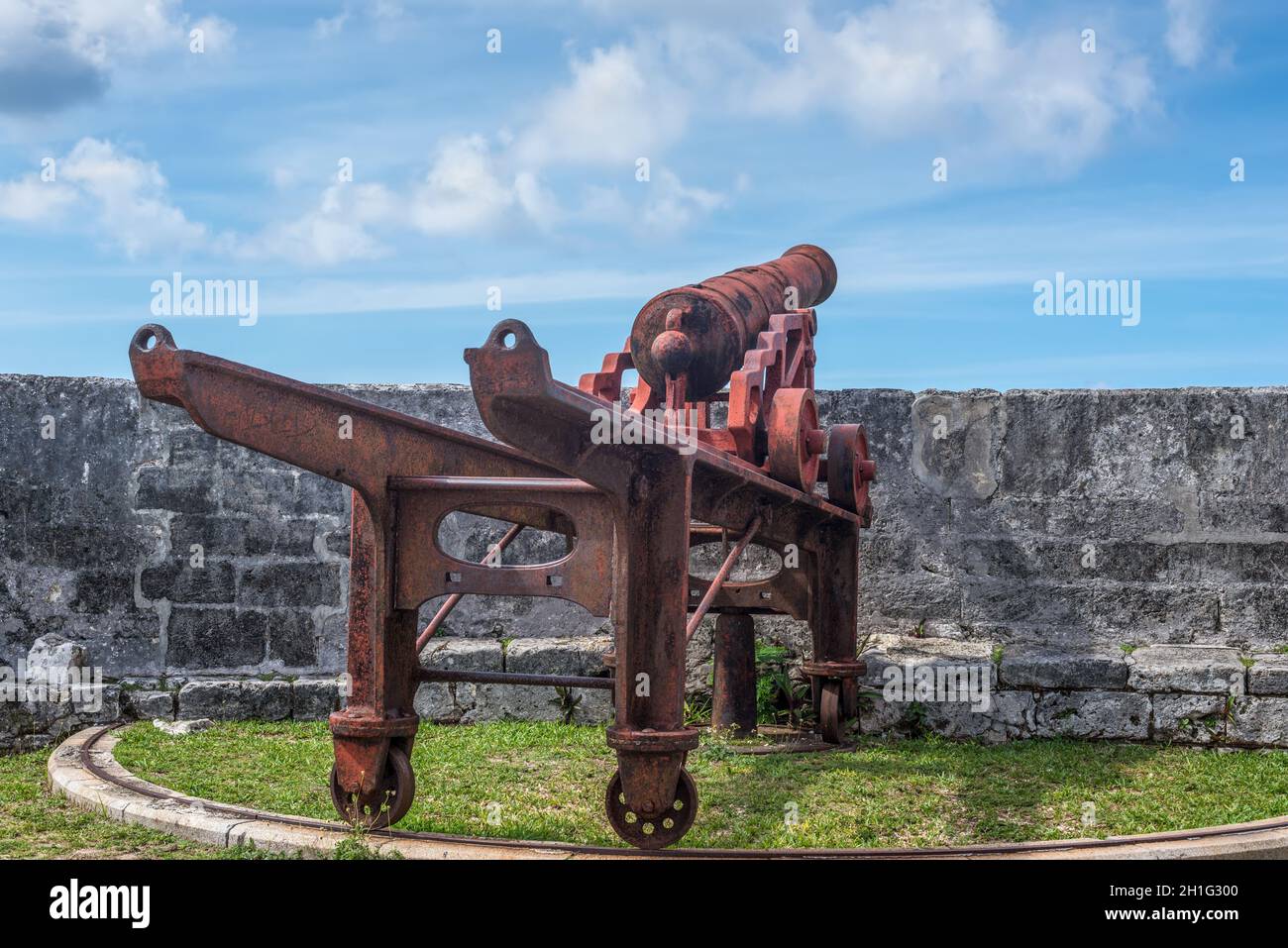 1800er Ära Cannon in Fort Fincastle mit Blick auf den Hafen in Nassau, New Providence, Bahamas Stockfoto