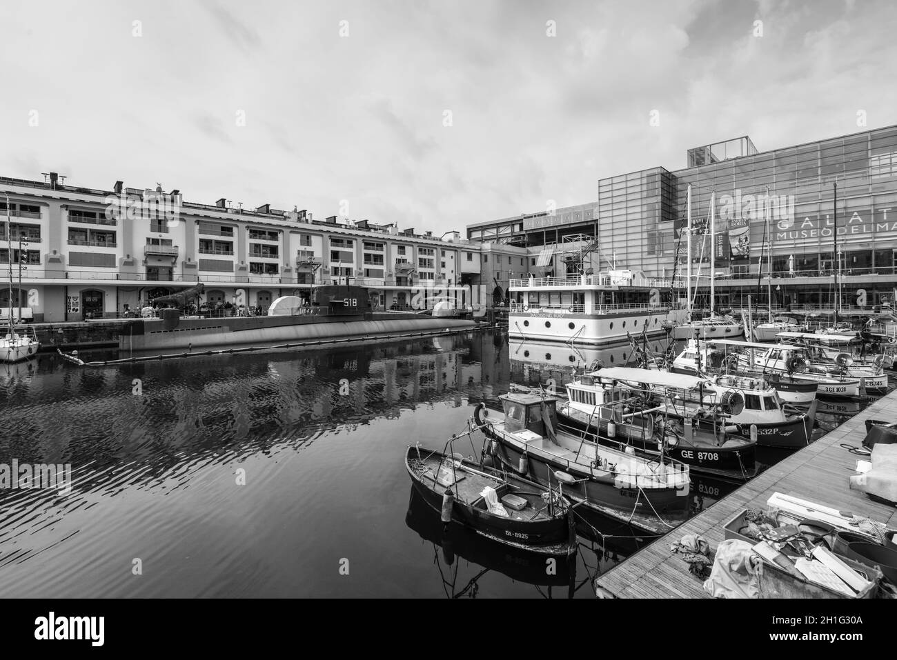 Genua, Italien - Oktober 28, 2017: Fischerboote und U-Boot in den alten Hafen von Genua (Genova), Ligurien festgemacht, Mittelmeer, Italien. Der Galata Stockfoto