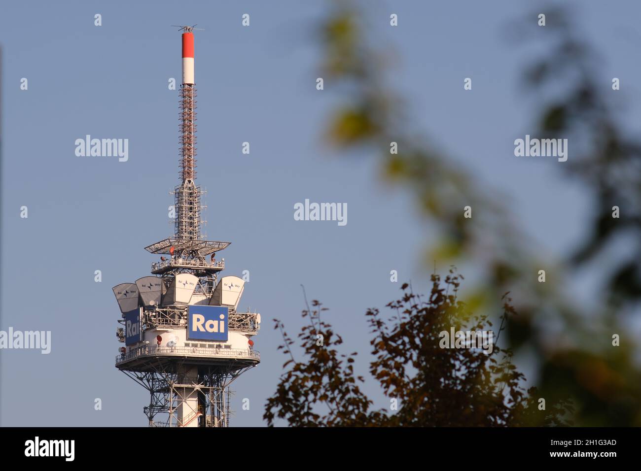 Mailand, Lombardei, Italien. Über 10/2019. Turm mit Antennen und TV Radio Repeater der RAI in Mailand. Stockfoto