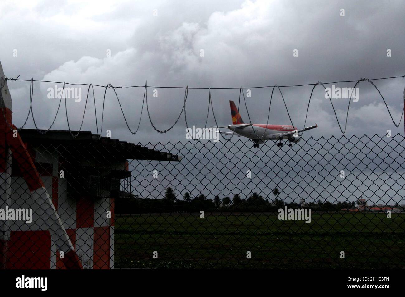 salvador, bahia / brasilien - 21. april 2013: Airbus der Firma Avianca wird während des Landevorgangs auf dem Flughafen der Stadt Salvador gesehen. *** Stockfoto