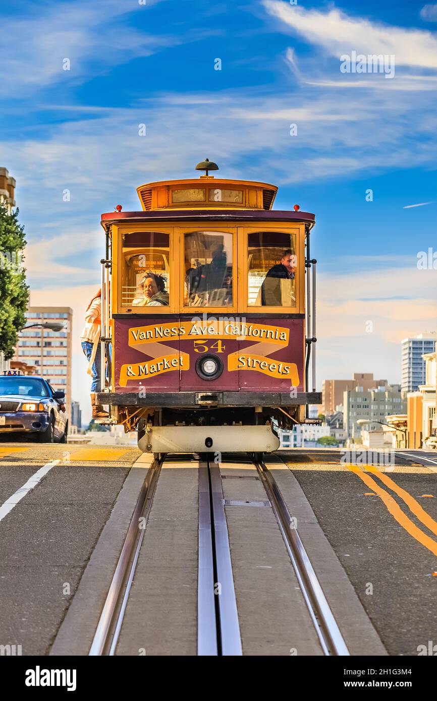 SAN FRANCISCO - 26. NOVEMBER 2010: Passagiere genießen eine Fahrt in einer Seilbahn in San Francisco, Kalifornien. Es ist der älteste mechanische öffentliche Verkehr i Stockfoto
