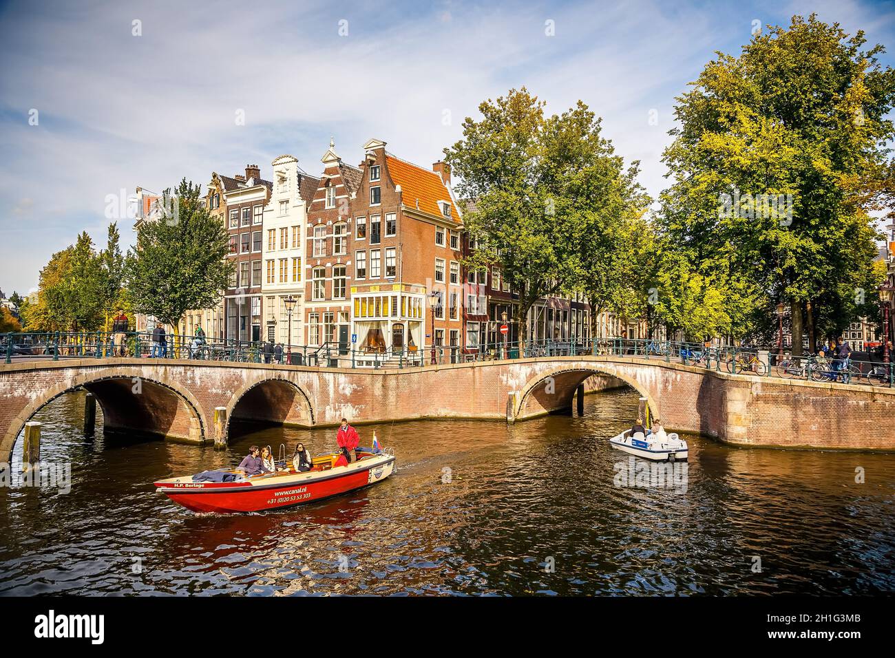 AMSTERDAM - 30. SEPTEMBER 2012: Boote auf den Kanälen in Amsterdam, Niederlande. Mit dem Bau des Kanalsystems wurde 1613 begonnen, ausgehend von West t Stockfoto