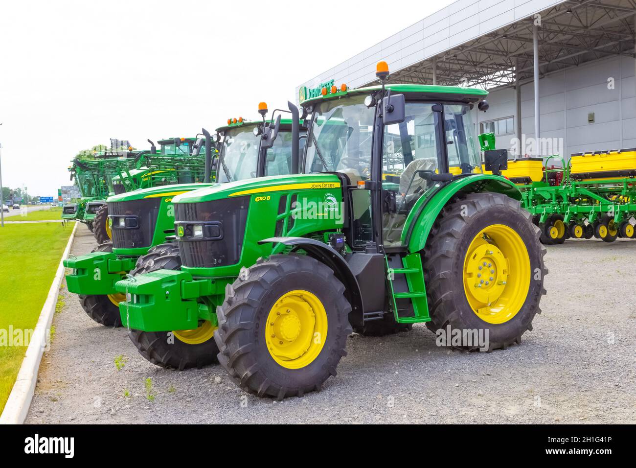 Kiew, Ukraine - 16. Juni 2020: Der kraftvolle Traktor John Deer am 16. Juni 2020 in Kiew, Ukraine Stockfoto