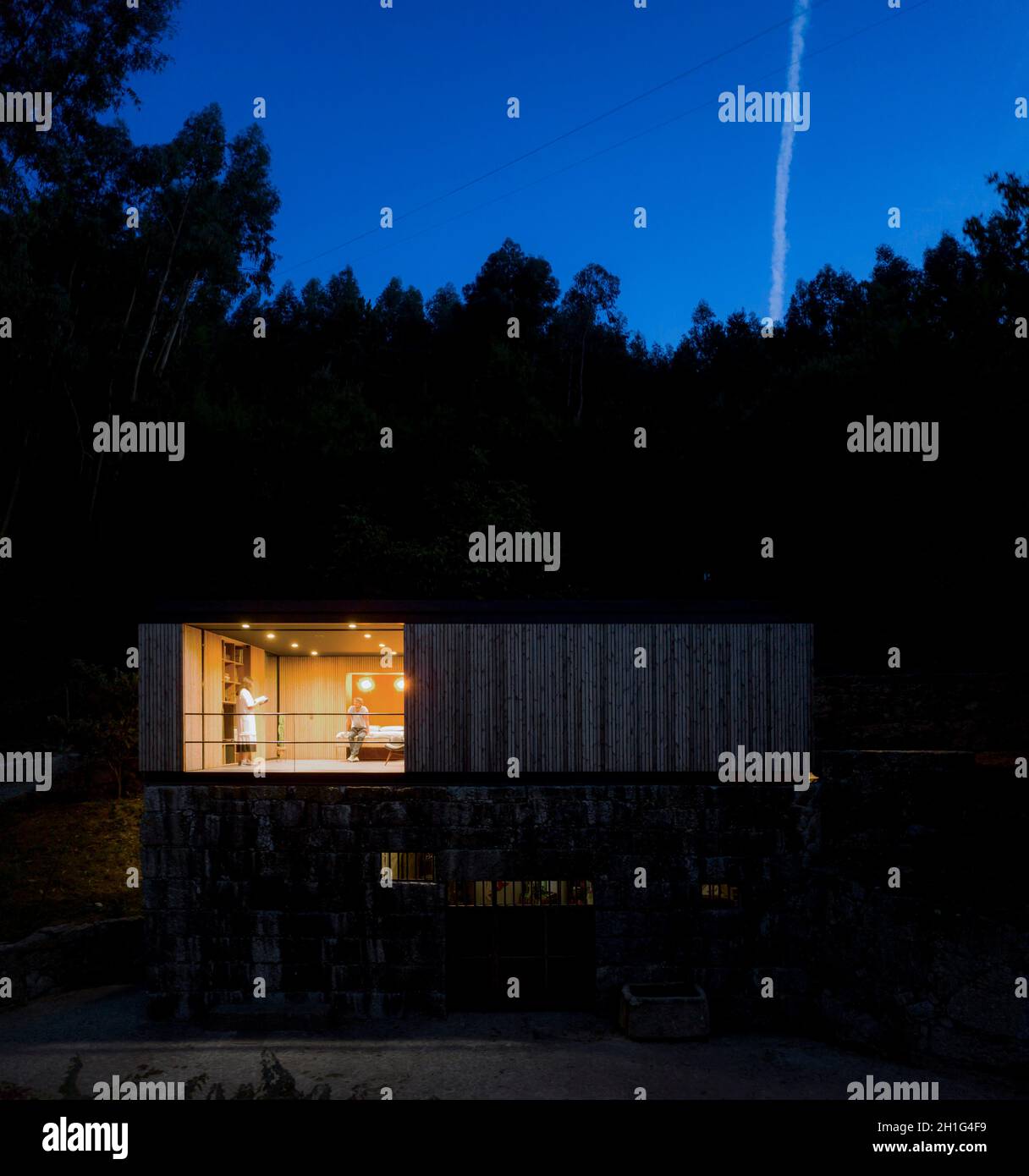 Blick auf das Haus in der Nacht. Pavilion House, Guimarães, Portugal. Architekt: Diogo Aguiar Studio, 2019. Stockfoto