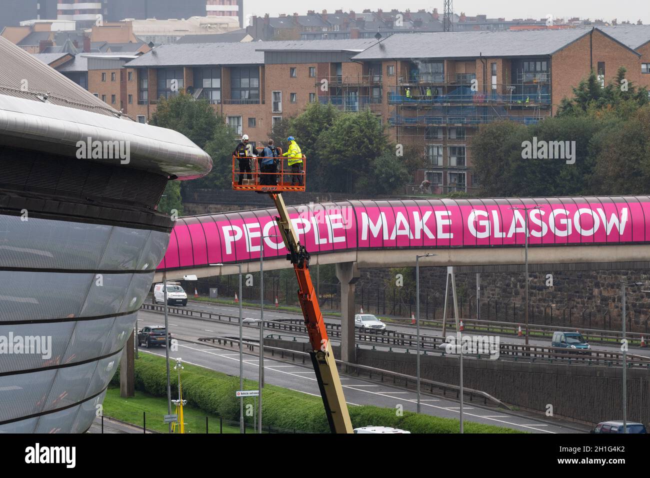 Glasgow, Schottland, Großbritannien. Oktober 2021. Glasgow bereitet sich weiterhin auf die COP26 vor. Im Bild: Menschen machen Glasgow Logo auf Fußgängerbrücke über den Clydeside Expressway. Der Clydeside Expressway wird zwischen dem 23. Oktober und dem 14. November geschlossen.Quelle: Kay Roxby/Alamy Live News Stockfoto