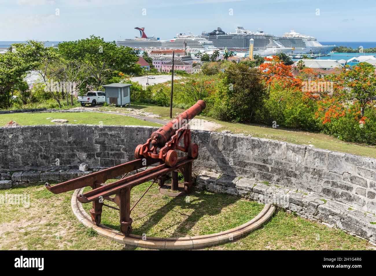 Nassau, Bahamas - 3. Mai 2019: Fort Fincastle auf Bennett's Hill, wo es Blick auf Historisches Nassau, Hauptstadt von Bahama und es ist Hafen, wo Kreuzfahrt s Stockfoto