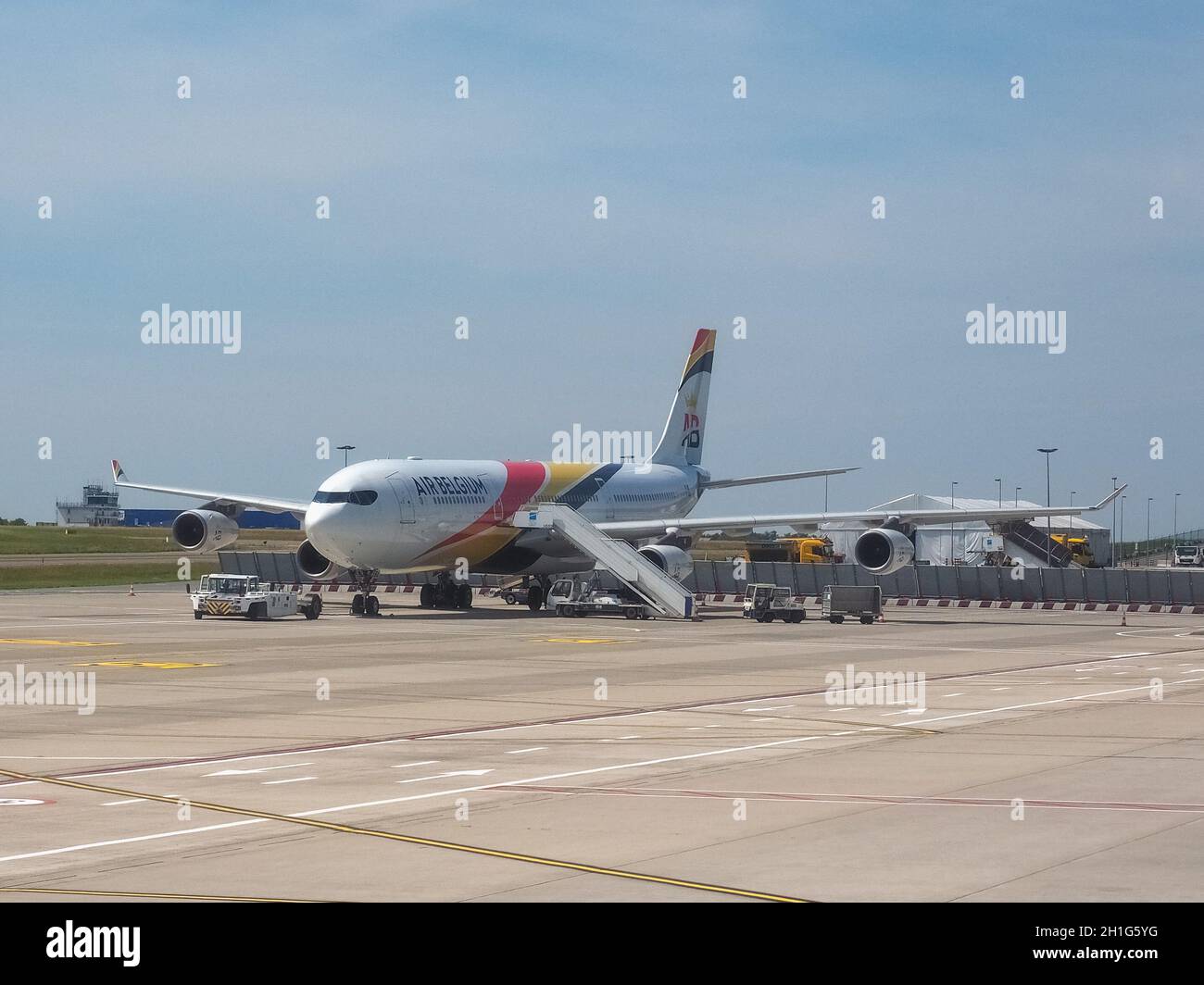 BRÜSSEL, BELGIEN - CA. JUNI 2019: Air Belgium Airbus A340-300 Stockfoto