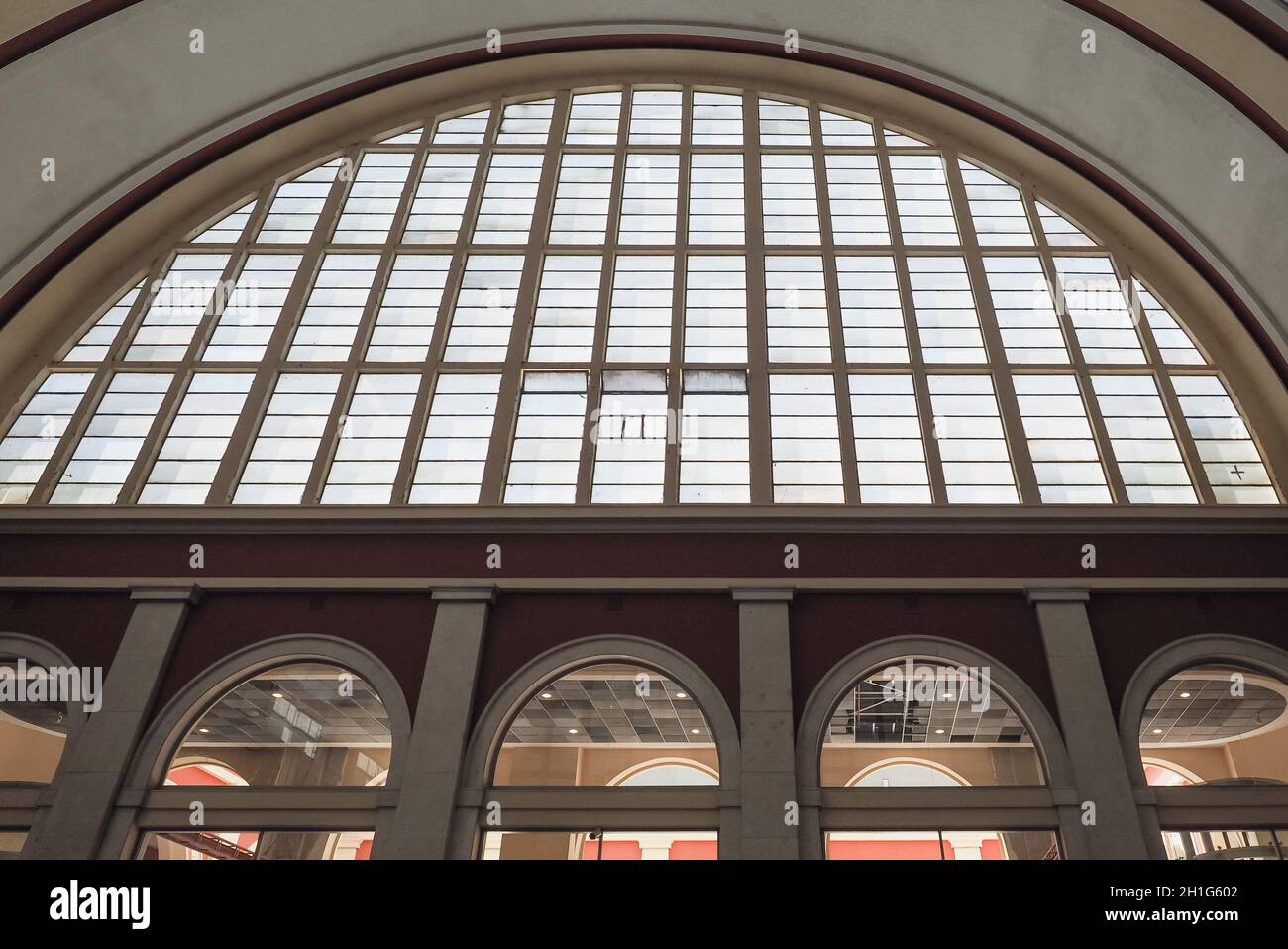 TURIN, ITALIEN - CIRCA JUNI 2020: Bahnhof Torino Porta Nuova Stockfoto