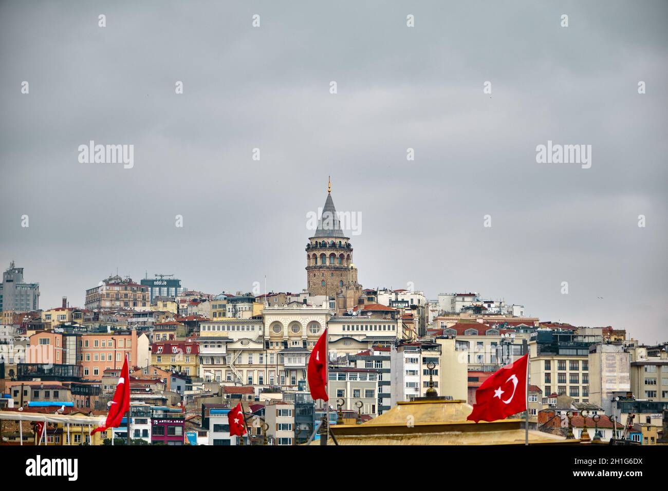 istanbul türkei. Galata Turm an regnerischen Tagen und bewölktem Wetter. Viele türkische Flaggen und großer wolkig Himmel. Stockfoto