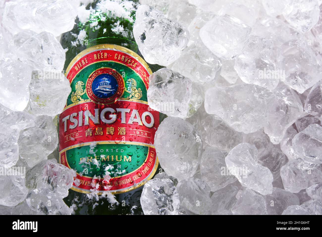 POSEN, POL - 28. MAI 2020: Flaschen Tsingtao Bier, Produkt der Tsingtao Brauerei, Chinas zweitgrößte Brauerei in Qingdao in Shandong Provi Stockfoto