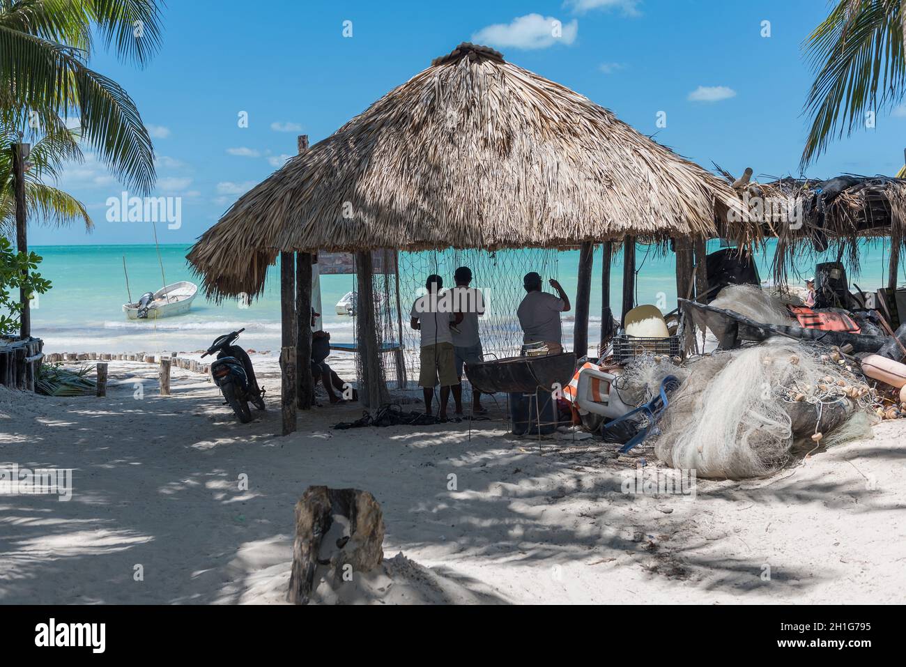 Fischer auf der mexikanischen karibikinsel holbox hängen ihre Netze auf Stockfoto