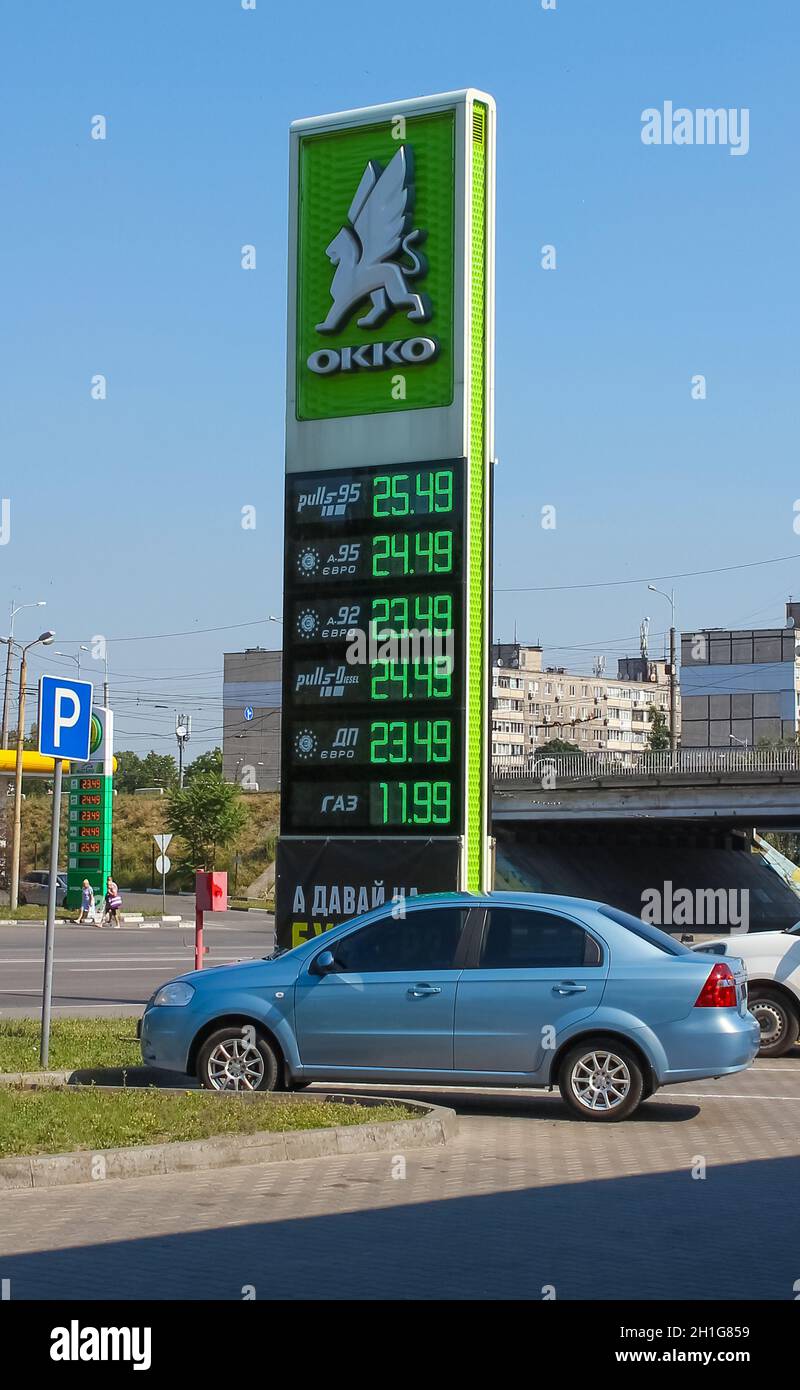 Kiew, Ukraine - 28. Juni 2020: Der Preis der OKKO-Tankstelle am Sonnentag in Kiew, Ukraine, am 28. Juni 2020. Stockfoto
