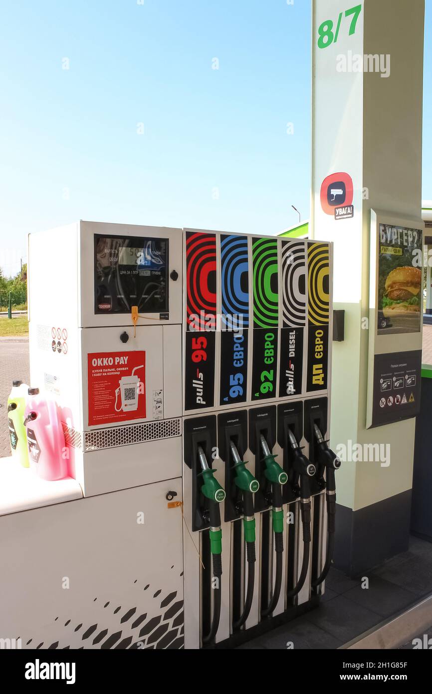 Kiew, Ukraine - 28. Juni 2020: Befüllen von Düsen an der OKKO-Tankstelle am Sonnentag in Kiew, Ukraine, am 28. Juni 2020. Stockfoto