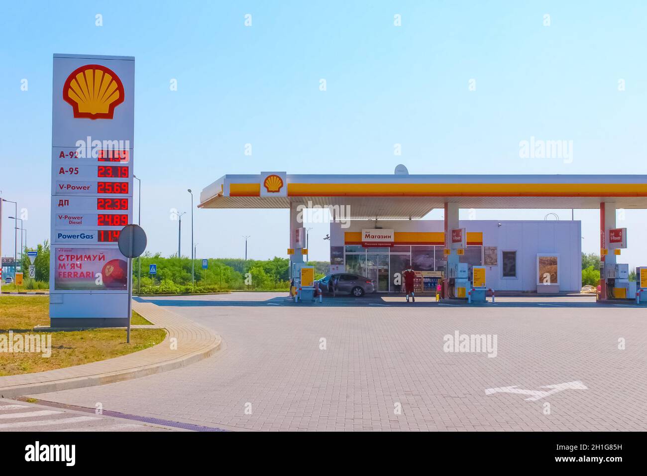 Kiew, Ukraine - 28. Juni 2020: Shell-Tankstelle am Sonnentag in Kiew, Ukraine, am 28. Juni 2020. Shell ist eine anglo-niederländische multinationale Öl- und Gaskomödie Stockfoto