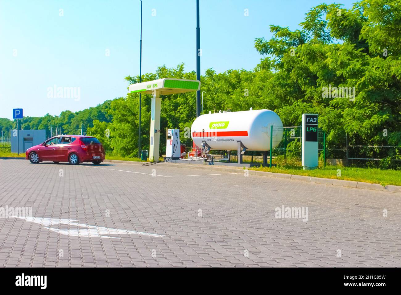 Kiew, Ukraine - 28. Juni 2020: OKKO-Tankstelle am sonnigen Tag in Kiew, Ukraine, am 28. Juni 2020. Stockfoto