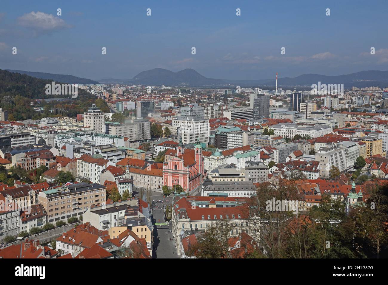 Ljubljana, Slowenien - 12. Oktober 2014: Architektur der Innenstadt bei der sonnigen Luftaufnahme in Ljubljana, Slowenien. Stockfoto
