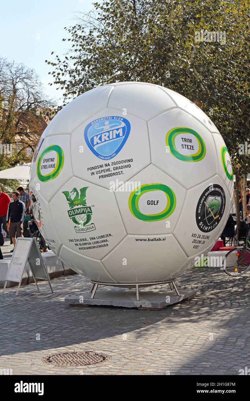 Ljubljana, Slowenien - 12. Oktober 2014: Großer Handball-Ball mit Amblemen der Sportmannschaften auf dem Neuen Platz in Ljubljana, Slowenien. Stockfoto