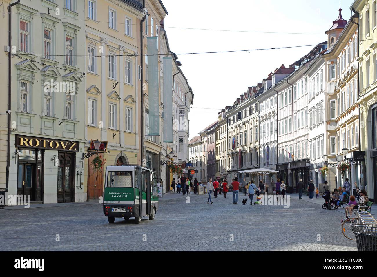 Ljubljana, Slowenien - 12. Oktober 2014: Menschen in der Fußgängerzone Altstadt in Ljubljana, Slowenien. Stockfoto