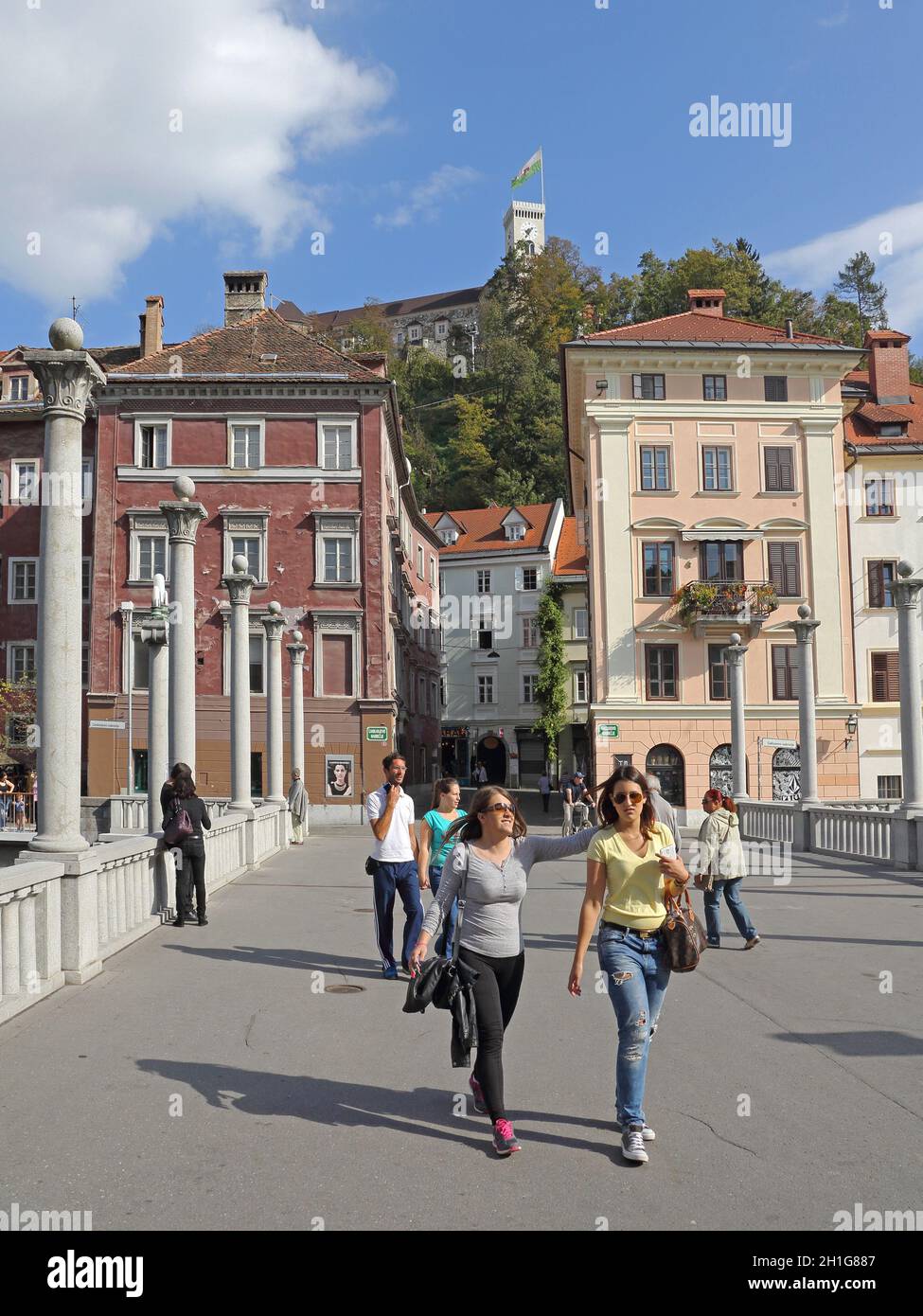 Ljubljana, Slowenien - 12. Oktober 2014: Spaziergang über die Fußgängerbrücke Altstadt in Ljubljana, Slowenien. Stockfoto