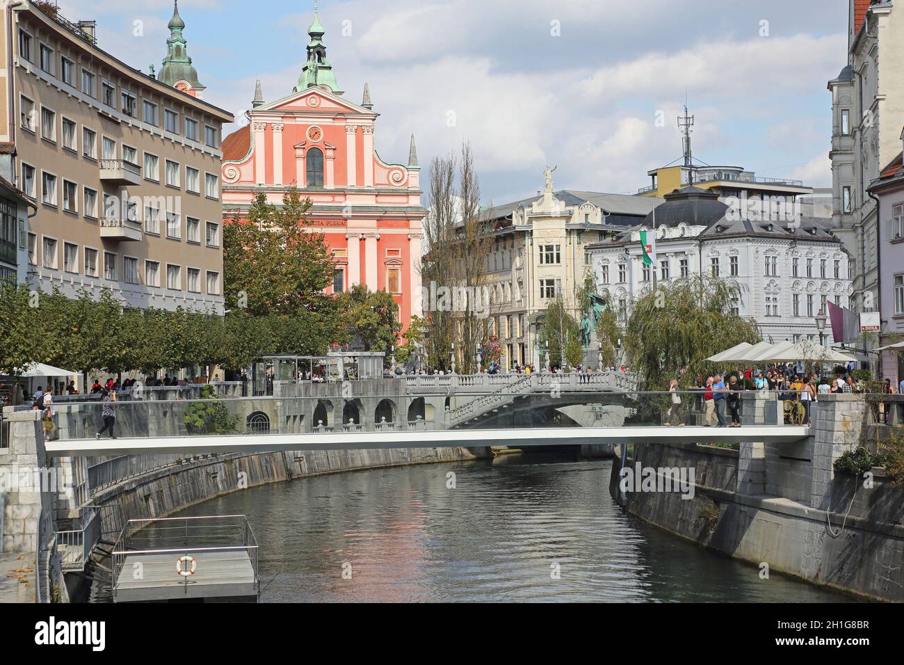 Ljubljana, Slowenien - 12. Oktober 2014: Neue Glasbrücke über den Fluss Ljubljanica für Fußgänger in Ljubljana, Slowenien. Stockfoto