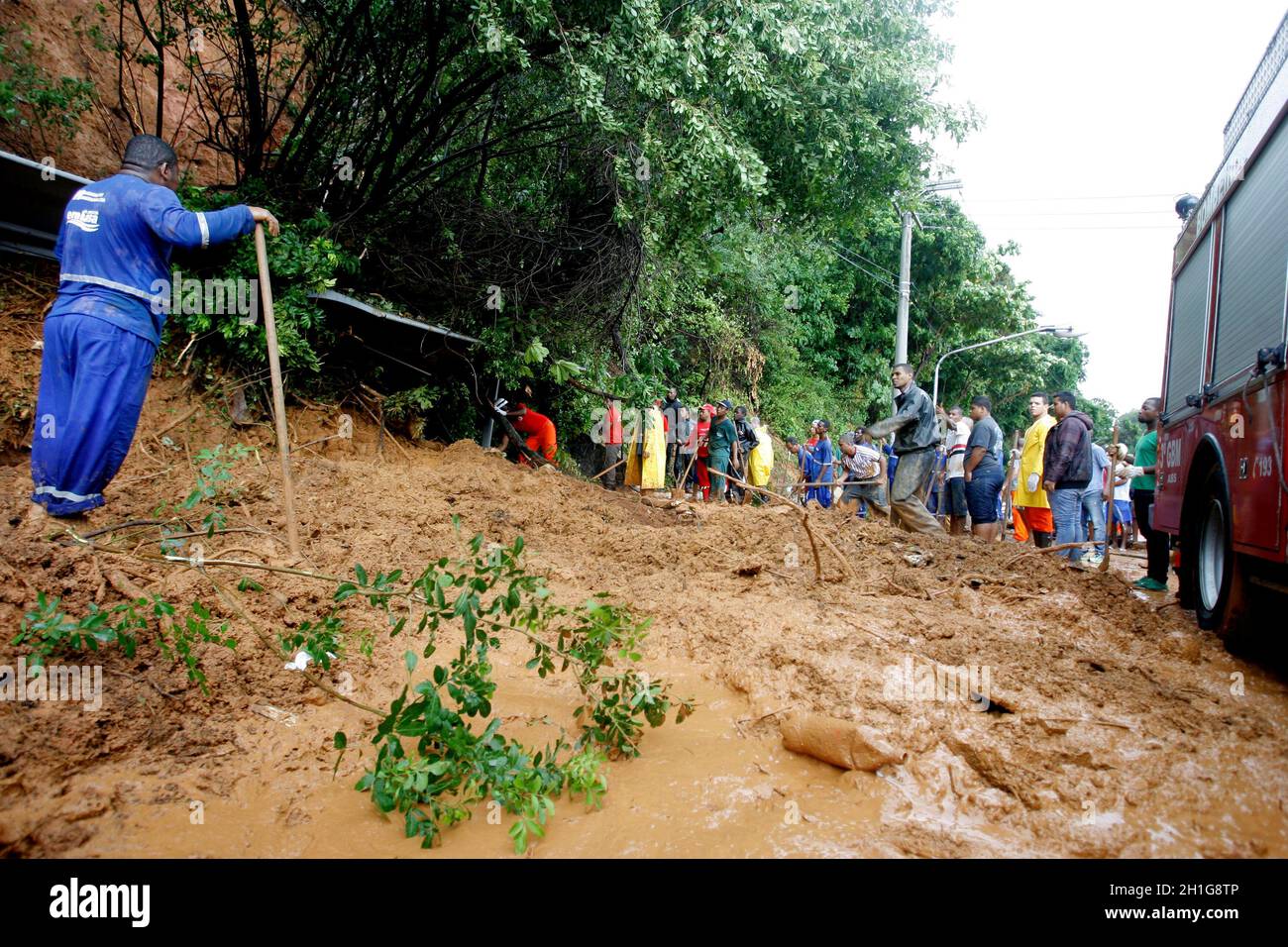 salvador, bahia / brasilien - 9. april 2015: Mitglieder der Feuerwehr und Freiwillige werden bei der Ausgrabung von Land gesehen, das aus einer Slop rutschte Stockfoto