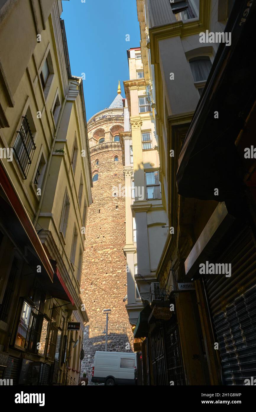 Galata Turm von einer engen Straße und ein Foto, das am frühen Morgen aufgenommen wurde. Türkei istanbul 04.03.2021. Stockfoto