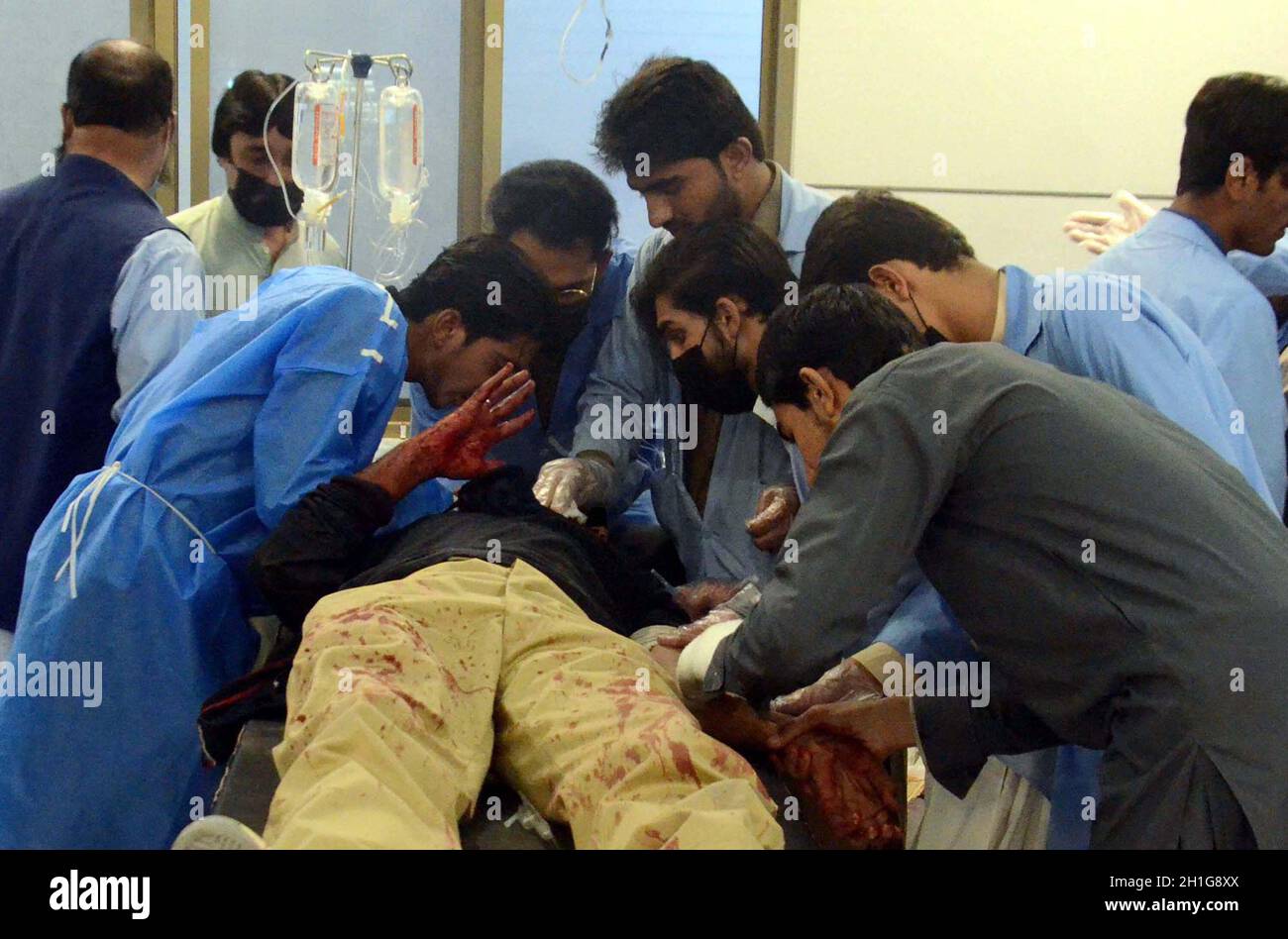 Hyderabad, Pakistan, 18. Oktober 2021. Am Montag, den 18. Oktober 2021, untersuchen paramedizinische Mitarbeiter verletzte Opfer einer Bombenexplosion, die auf Police Van in der Nähe der Universität von Balochistan im Zivilkrankenhaus in Quetta gerichtet ist. Ein Polizist wurde bei einer Explosion in der Nähe der Universität Balochistan in der Sariab Road von Quetta getötet, während 17 Menschen verletzt wurden. Stockfoto