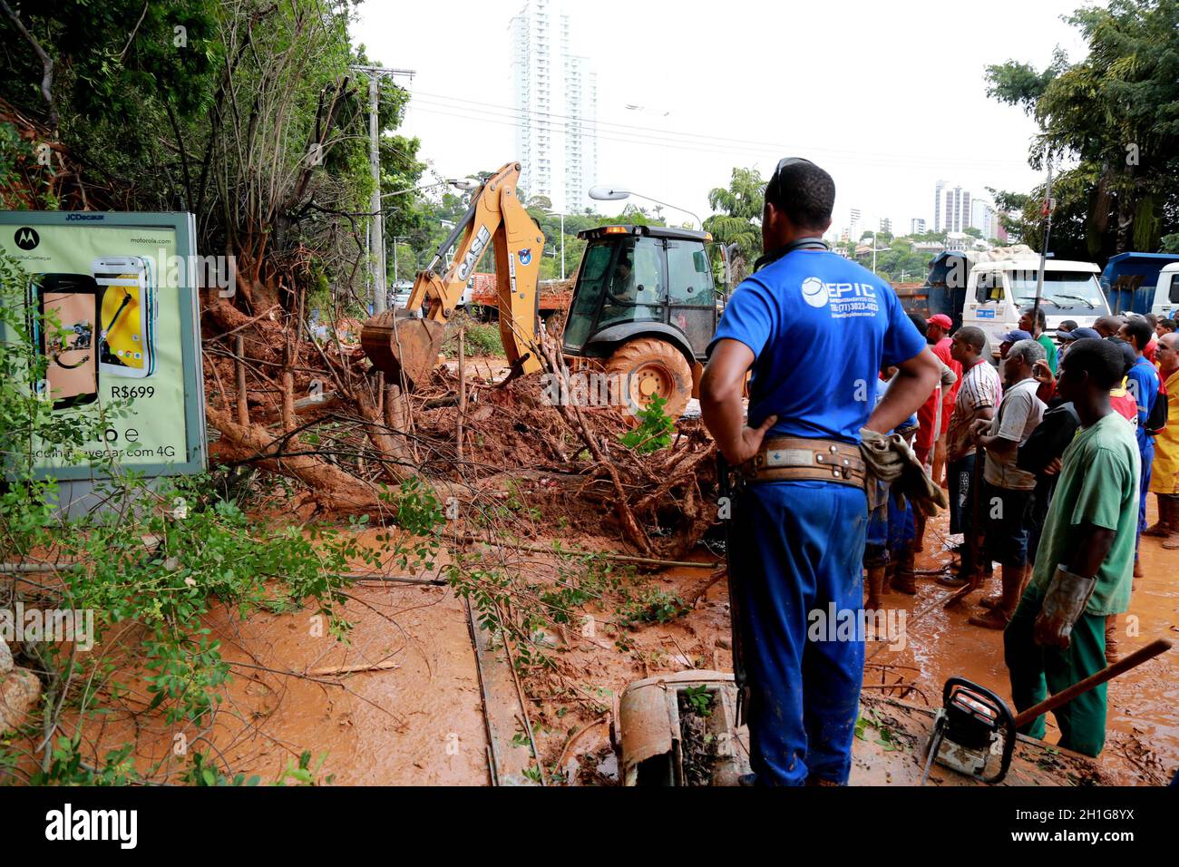salvador, bahia / brasilien - 9. april 2015: Mitglieder der Feuerwehr und Freiwillige werden bei der Ausgrabung von Land gesehen, das aus einer Slop rutschte Stockfoto