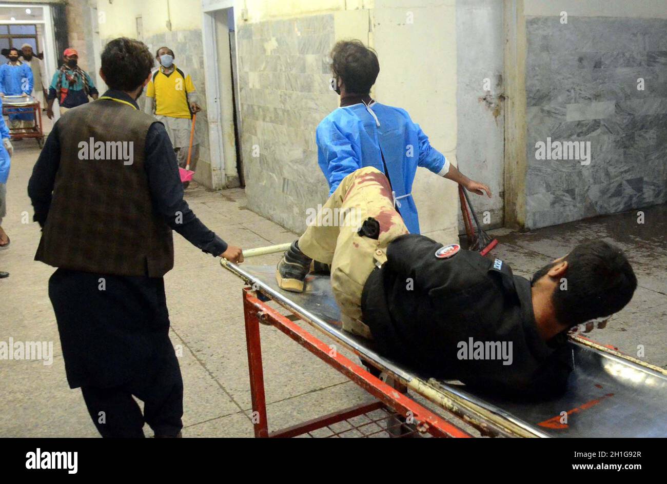 Hyderabad, Pakistan, 18. Oktober 2021. Am Montag, den 18. Oktober 2021, untersuchen paramedizinische Mitarbeiter verletzte Opfer einer Bombenexplosion, die auf Police Van in der Nähe der Universität von Balochistan im Zivilkrankenhaus in Quetta gerichtet ist. Ein Polizist wurde bei einer Explosion in der Nähe der Universität Balochistan in der Sariab Road von Quetta getötet, während 17 Menschen verletzt wurden. Stockfoto