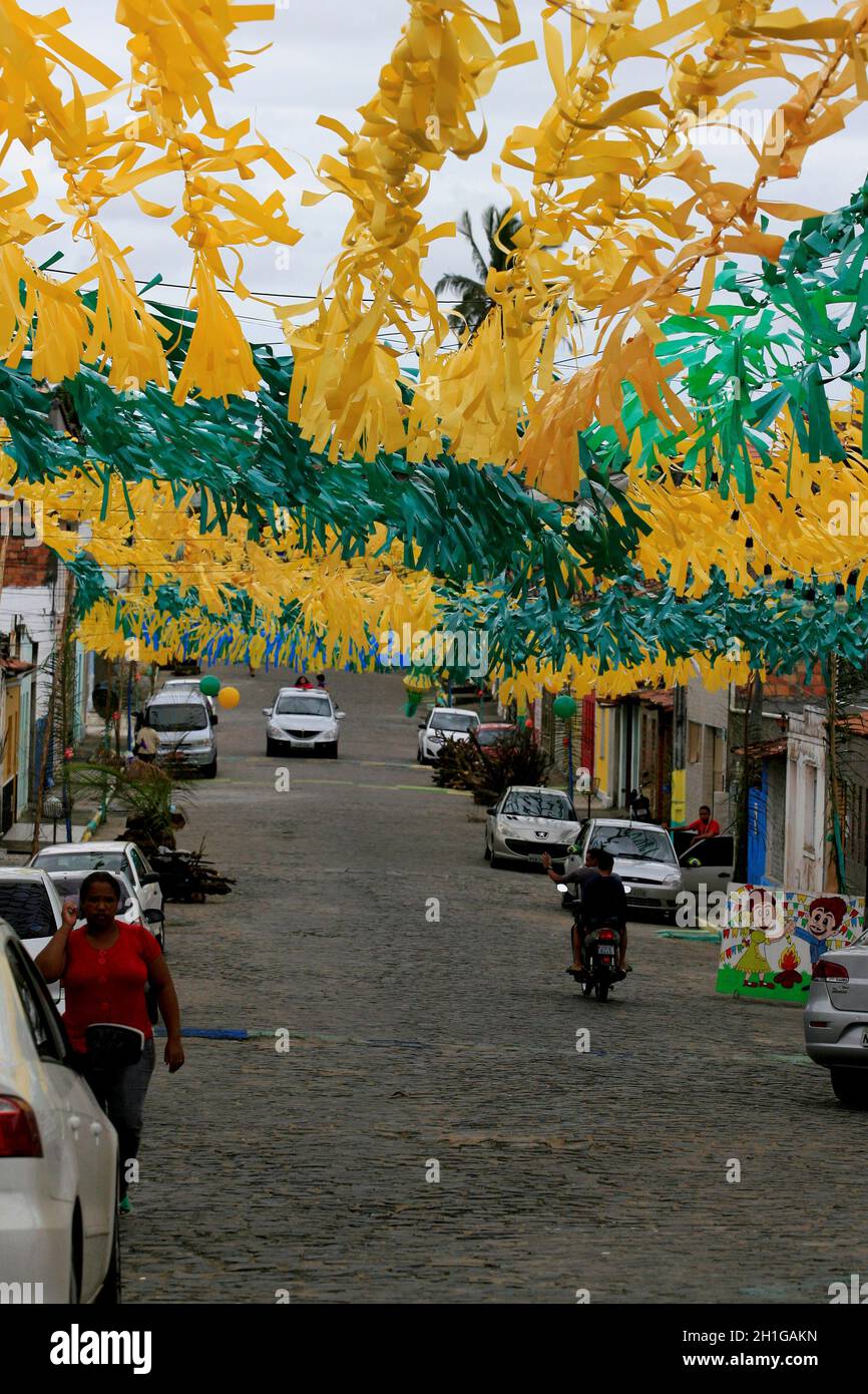 muritiba, bahia / brasilien - 23. juni 2014: Die Dekoration mit Banderolen ist auf einer Straße in der Stadt Muritiba zu sehen, während der Sao Joao Feierlichkeiten. *** Loc Stockfoto